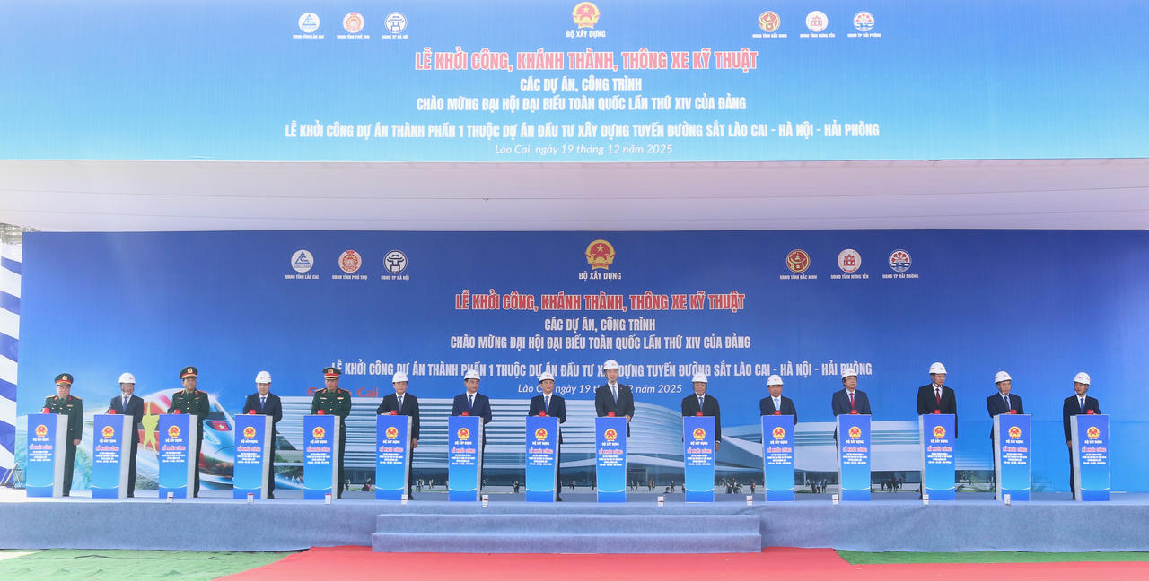 Các đại biểu bấm nút khởi công dự án.