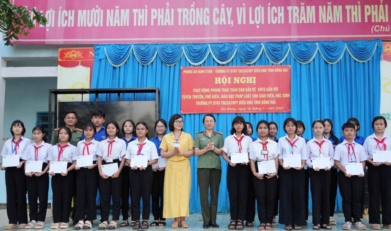 Tặng 20 suất học bổng cho các em học sinh vượt khó, học giỏi, rèn luyện tốt.