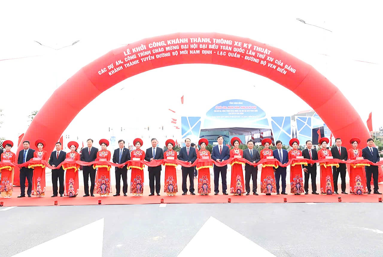Các đại biểu cắt băng khánh thành tuyến&nbsp;đường bộ mới Nam Định - Lạc Quần - Đường bộ ven biển&nbsp;tại khu vực nút giao km7+800/DT 487B thuộc xã Nam Ninh.
