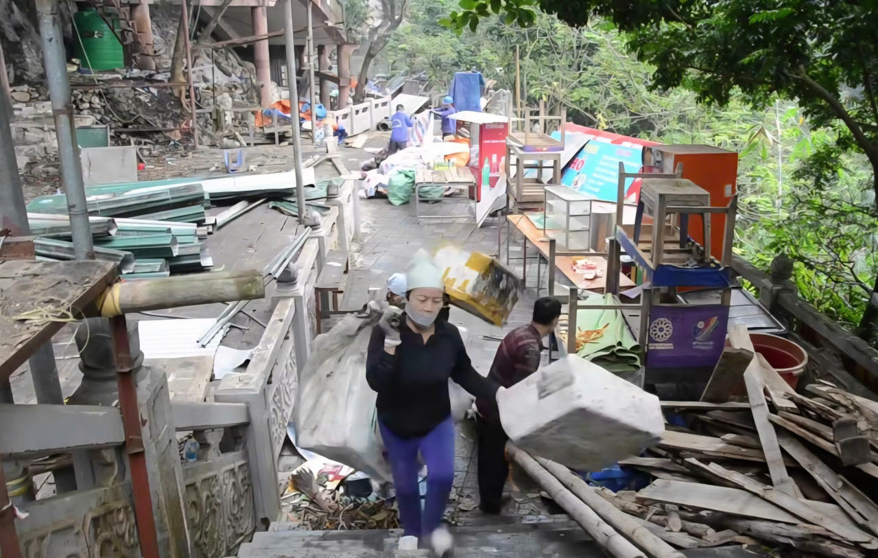 Nhiều hộ kinh doanh tự nguyện tháo dỡ hàng quán, góp phần xây dựng không gian Chùa Hương sáng - xanh - sạch - đẹp - văn minh.