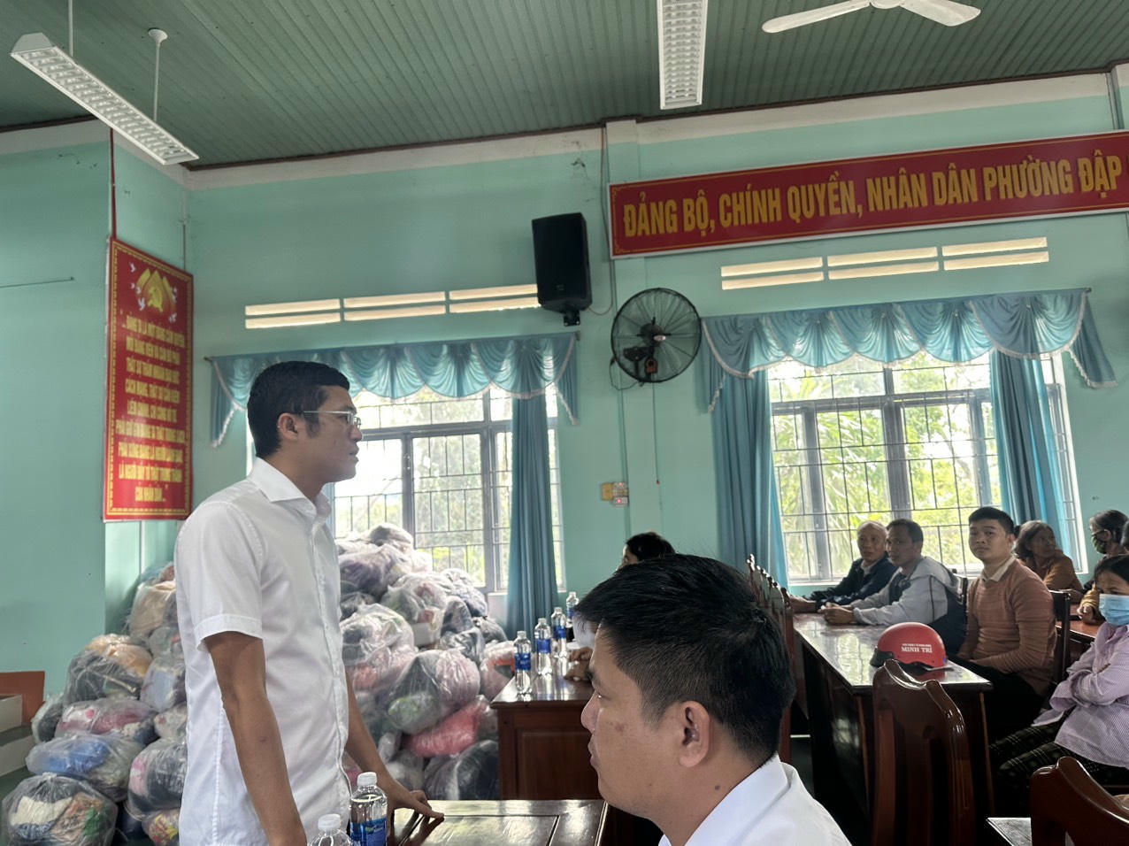 Phó Tổng Biên tập Hà Ánh Bình chia sẻ với người dân chịu ảnh hưởng bởi thiên tai.