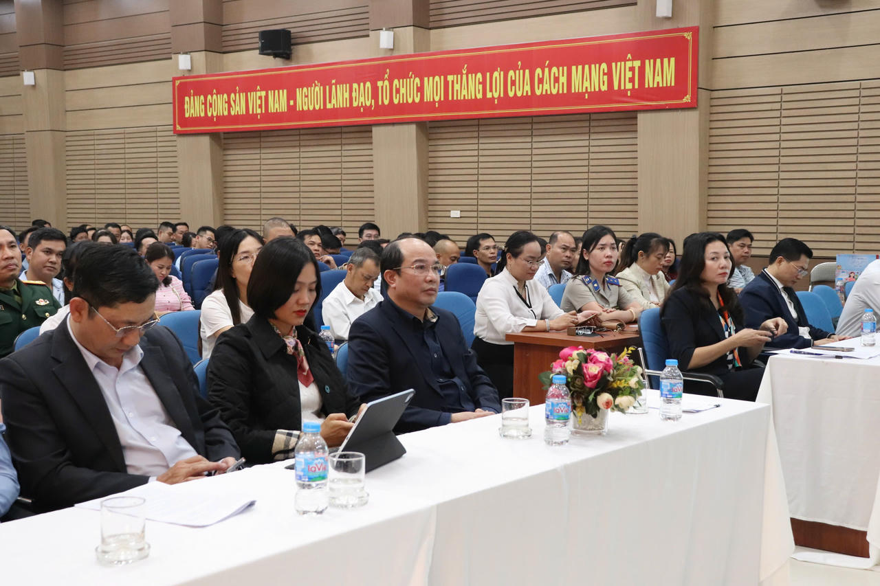 Các đại biểu tham dự.