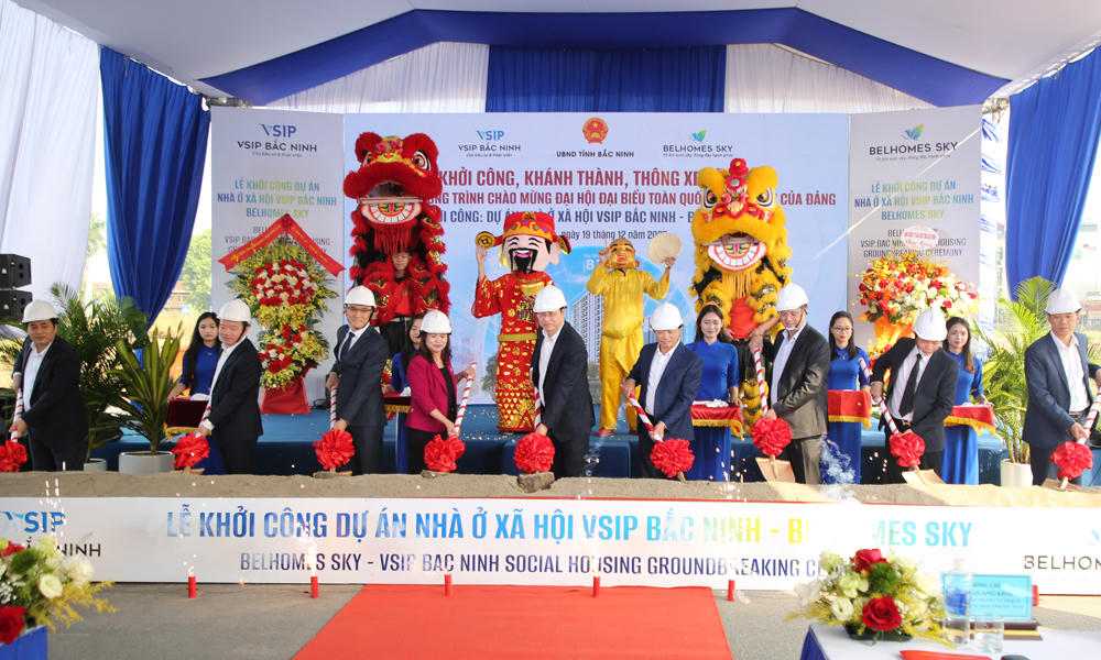 Các đai biểu thực hiện nghi thức động thổ khởi công dự án nhà ở xã hội BelHomes Sky.