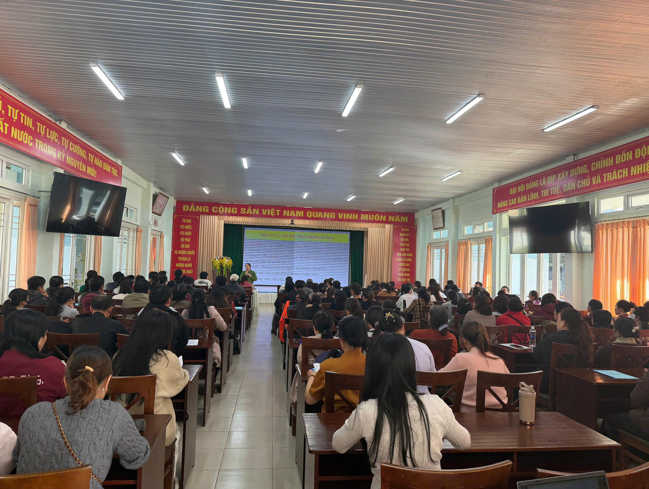 Thông qua buổi tập huấn, ý thức của chủ cơ sở, người tham gia chế biến thực phẩm được nâng cao.