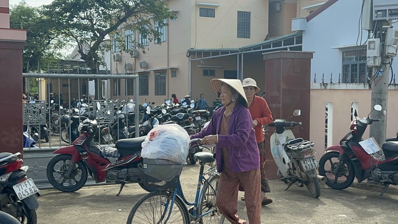 Niềm vui người dân sau khi nhận quà từ Báo Pháp luật Việt Nam và các nhà hảo tâm.