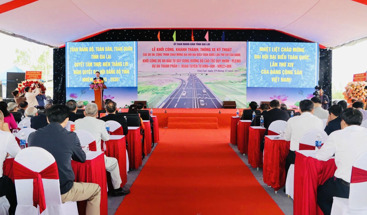 Quang cảnh lễ khởi công.