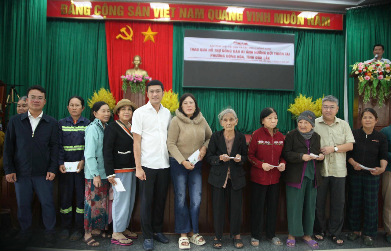 150 phần quà được trao đến tận tay cho bà con phường Đông Hòa.