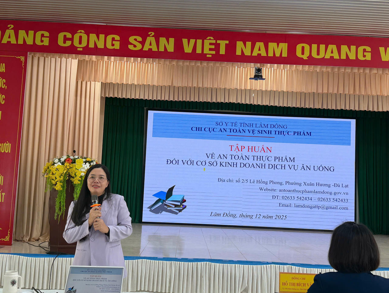 Bà Nguyễn Thị Thanh Tâm - Phó Chi Cục trưởng Chi cục An toàn vệ sinh thực phẩm tỉnh Lâm Đồng phổ biến các quy định của pháp luật về ATTP tới các học viên.