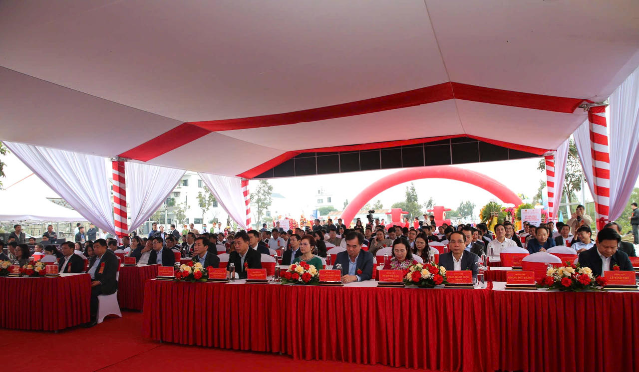 Các đại biểu Trung ương và địa phương tham dự lễ khởi công Dự án Khu nhà ở xã hội trung tâm Đồng Hới.