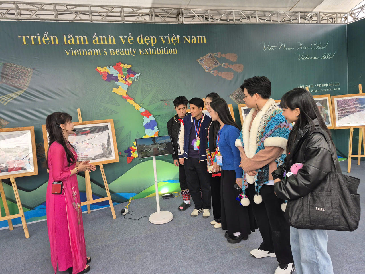 Đông đảo du khách đến trải nghiệm tại không gian triển lãm ảnh.