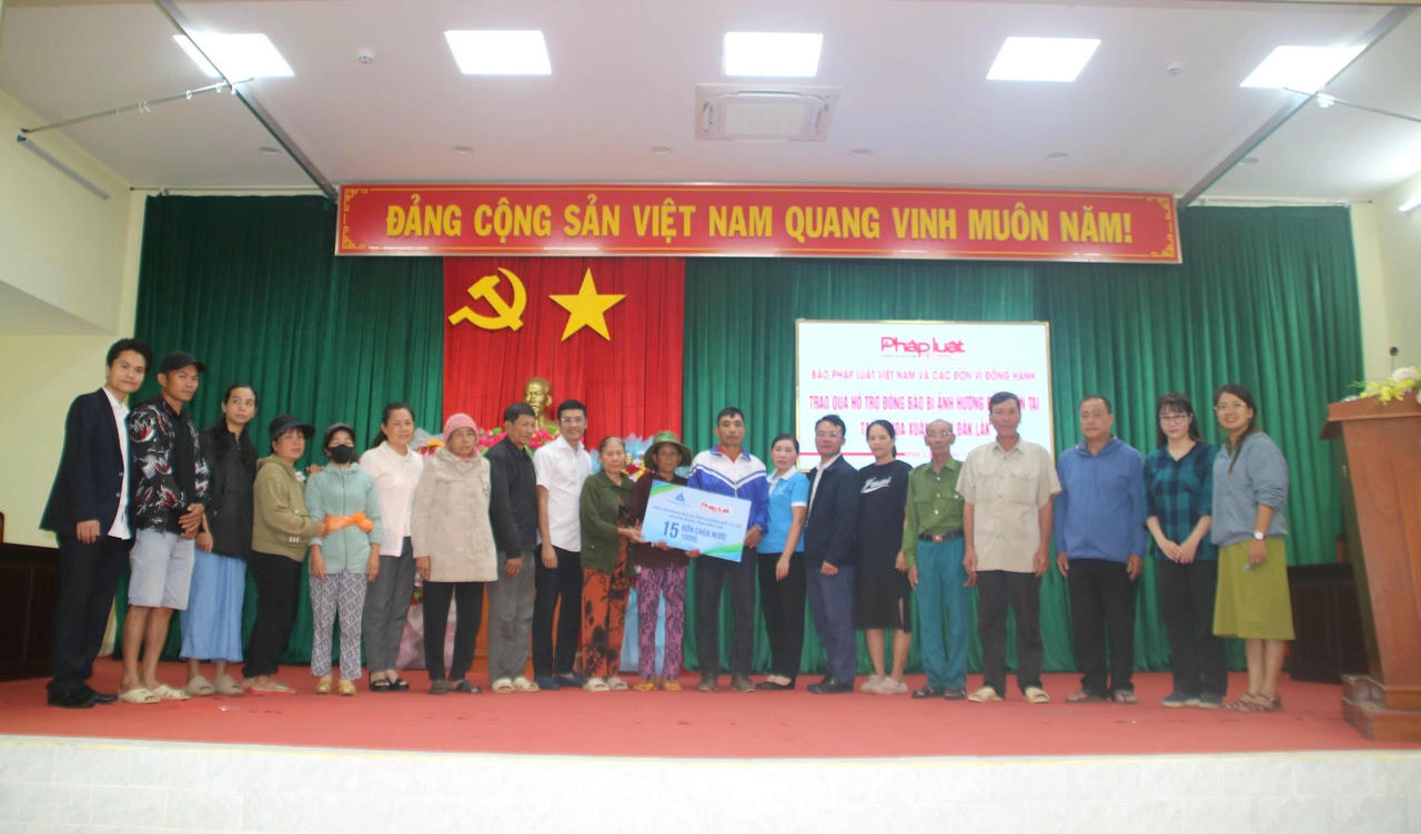 Báo Pháp luật Việt Nam trao bảng biểu trưng hỗ trợ 15 bồn chứa nước cho bà con xã Hòa Xuân, tỉnh Đắk Lắk.