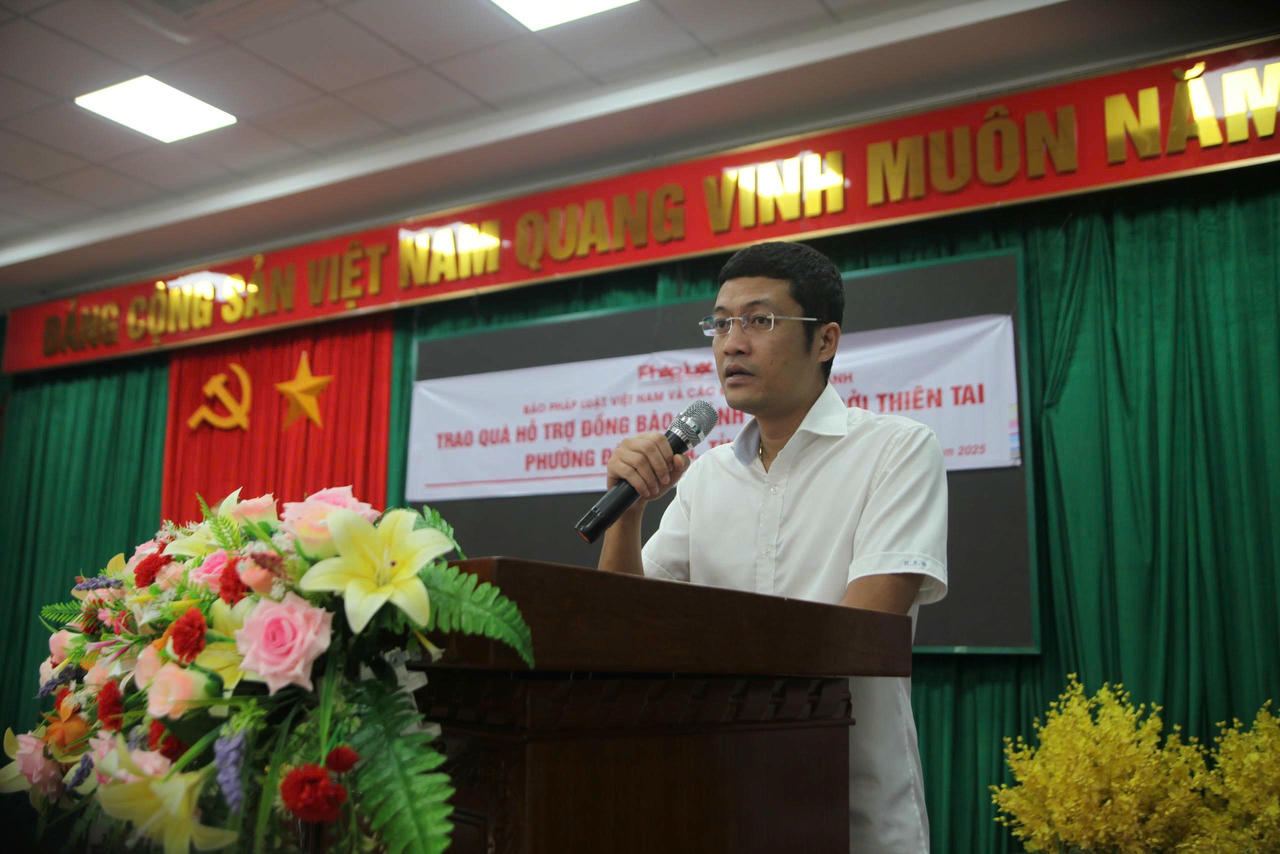 Phó Tổng Biên tập Báo Pháp luật Việt Nam Hà Ánh Bình phát biểu tại điểm trao quà phường Đông Hòa.