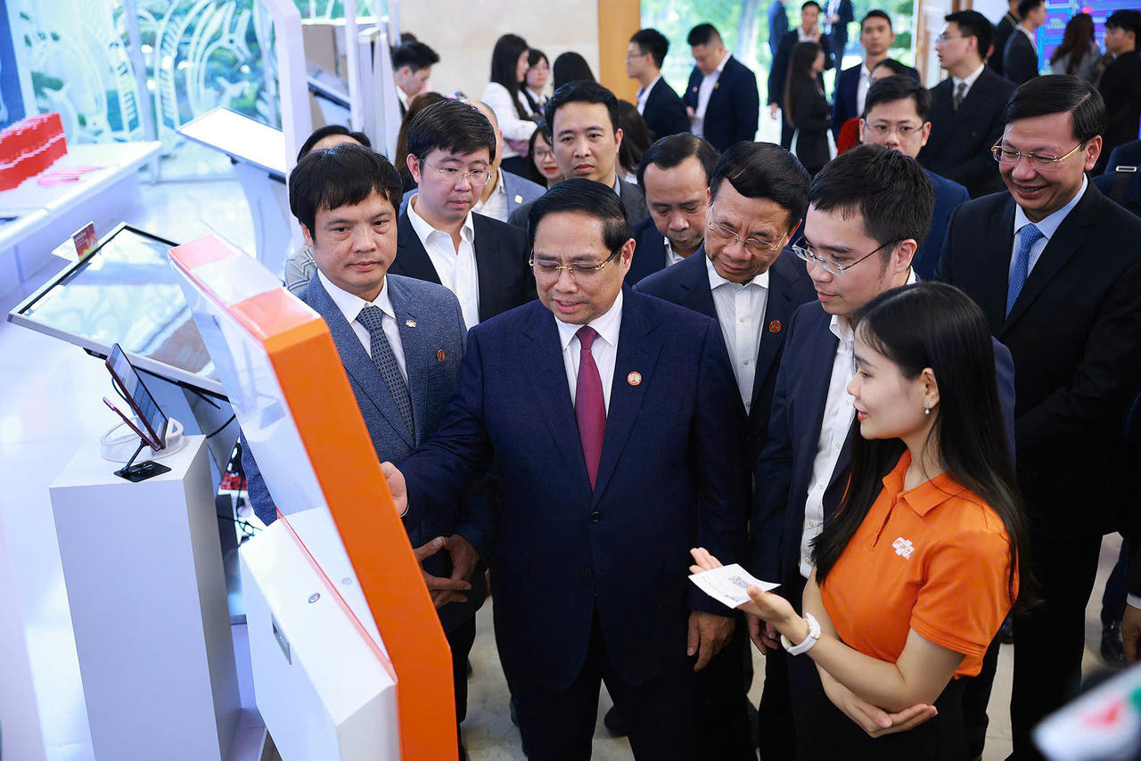 Lãnh đạo Tập đoàn FPT giới
thiệu các mô hình tới Thủ tướng Chính phủ Phạm Minh Chính và các đại biểu