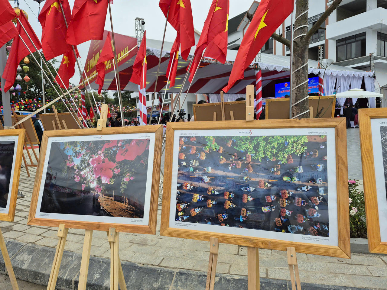 Những tác phẩm được triển lãm mang đậm màu sắc đất nước và con người Việt Nam.