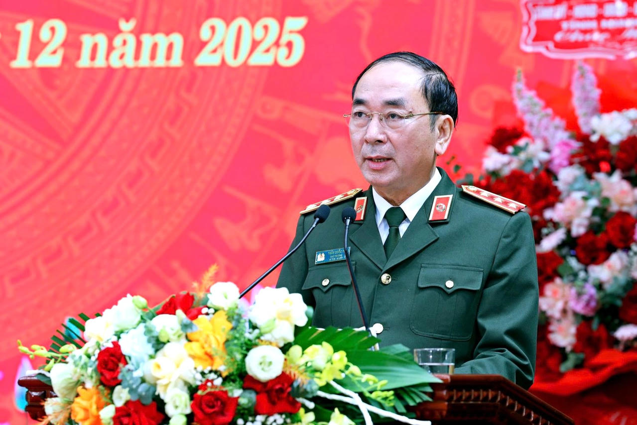 Thượng tướng Trần Quốc Tỏ, Ủy viên Ban Chấp hành Trung ương Đảng, Phó Bí thư Đảng ủy Công an Trung ương, Thứ trưởng Bộ Công phát biểu tại hội nghị.