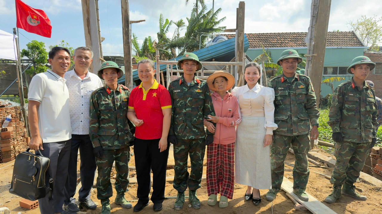 Nhóm mạnh thường quân Trung Chánh và nhóm thiện nguyện 364 đồng hành cùng Báo Pháp luật Việt Nam hỗ trợ đồng bào bị thiên tai.