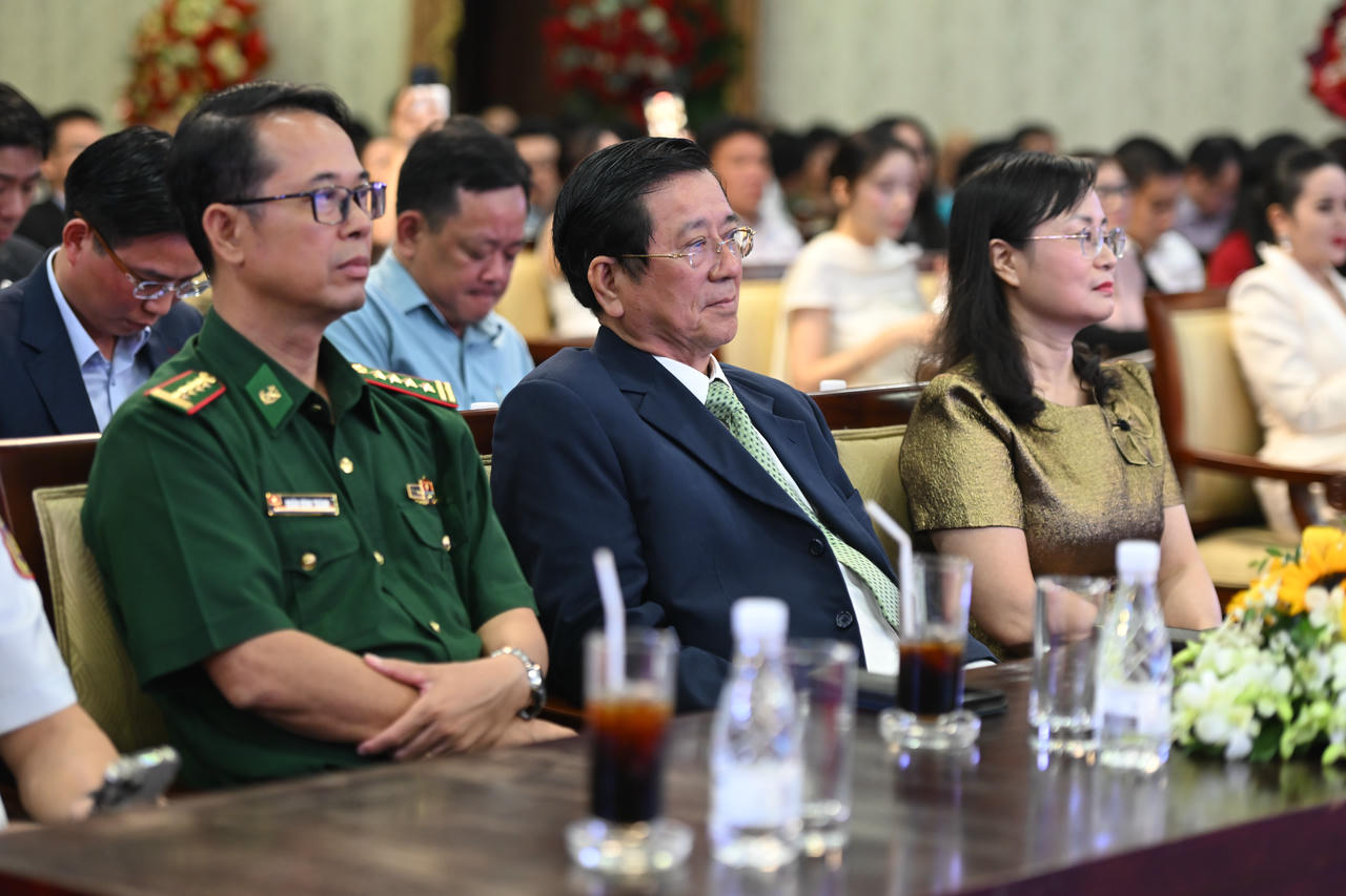 Bà Vũ Hồng Thúy, Phó Tổng Biên tập Báo Pháp luật Việt Nam (Thứ nhất từ phải sang) tại buổi Lễ.