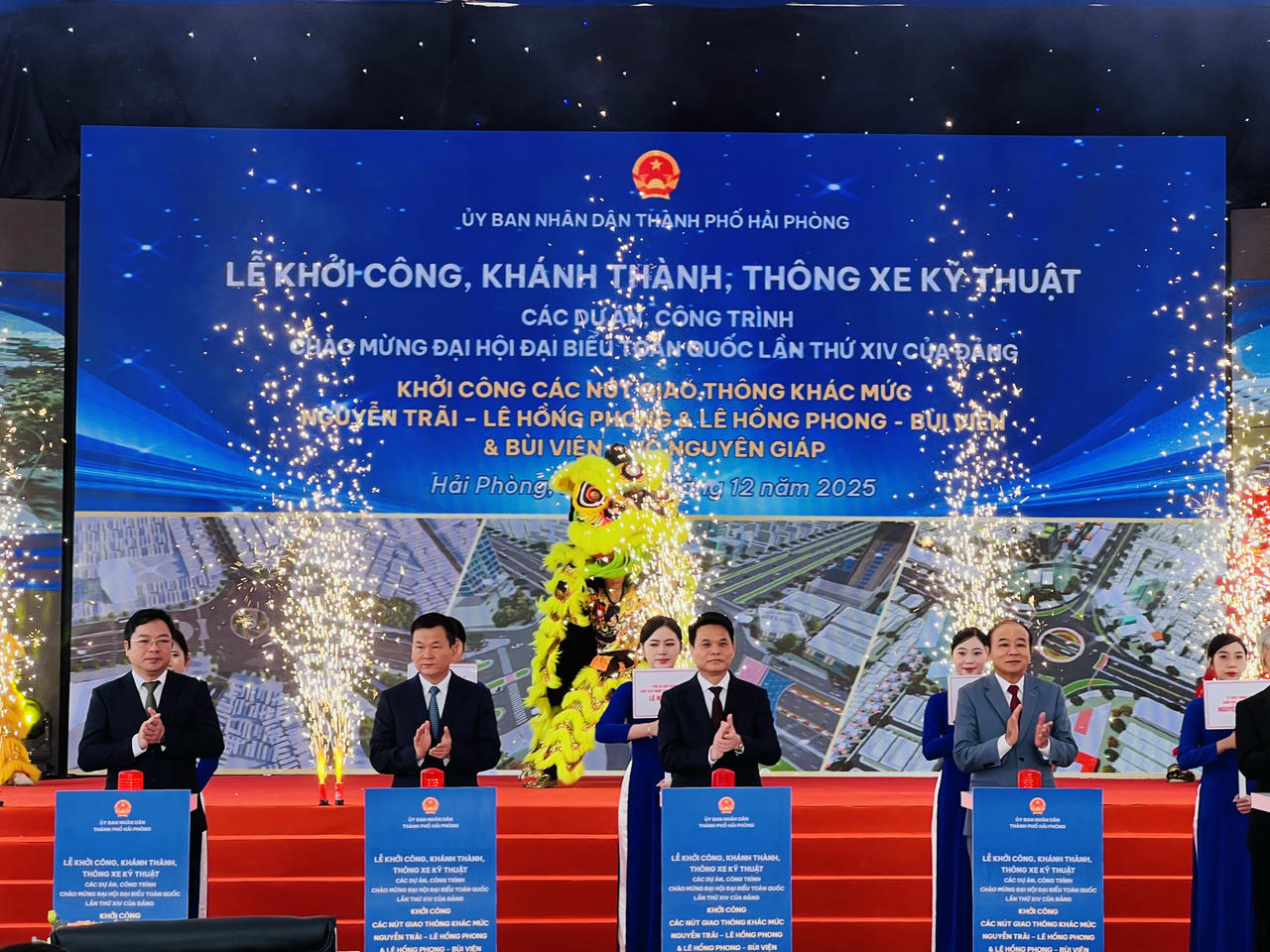 Các đại biểu bấm nút khởi công&nbsp;các dự án nút giao thông khác mức tại các tuyến đường trọng điểm.