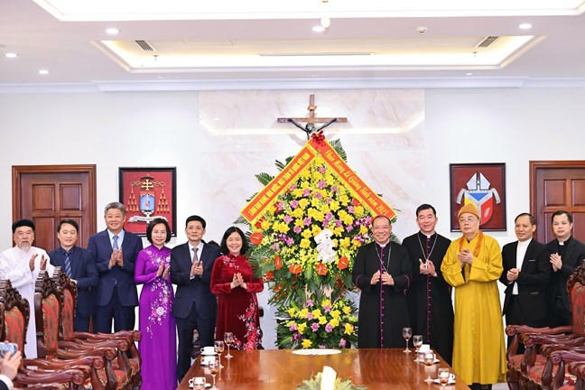 Chủ tịch Uỷ ban Trung ương MTTQ Việt Nam Bùi Thị Minh Hoài thăm, chúc mừng Lễ Giáng sinh