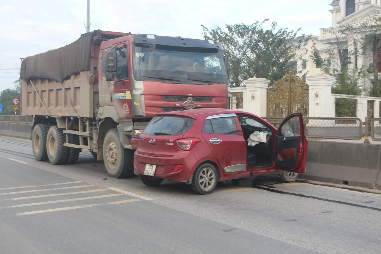 Xe ô tô con bung túi khí, hư hỏng nặng.