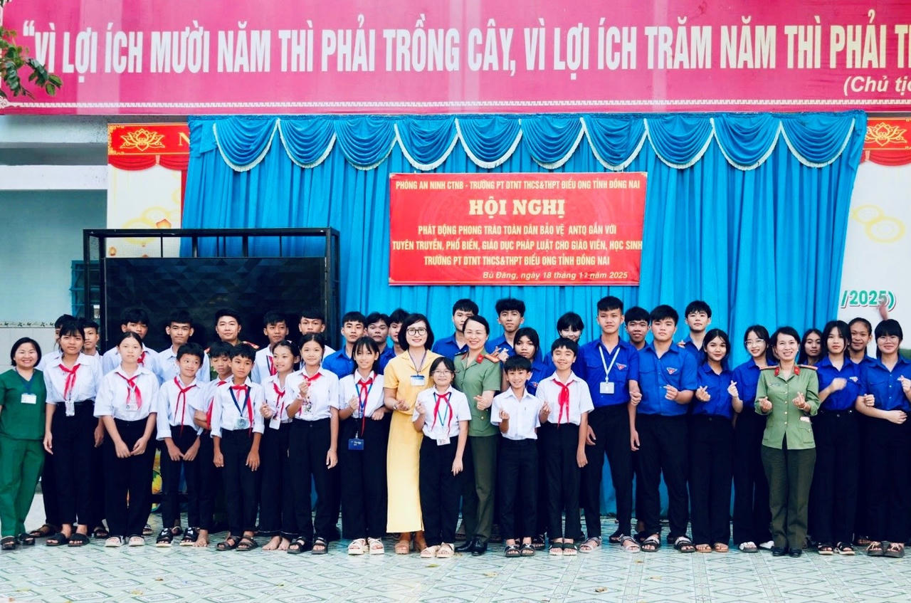 Phòng An ninh chính trị nội bộ chụp ảnh lưu niệm cùng Ban Giám hiệu, giáo viên và học sinh Trường Phổ thông Dân tộc Nội trú THCS-THPT Điểu Ong.