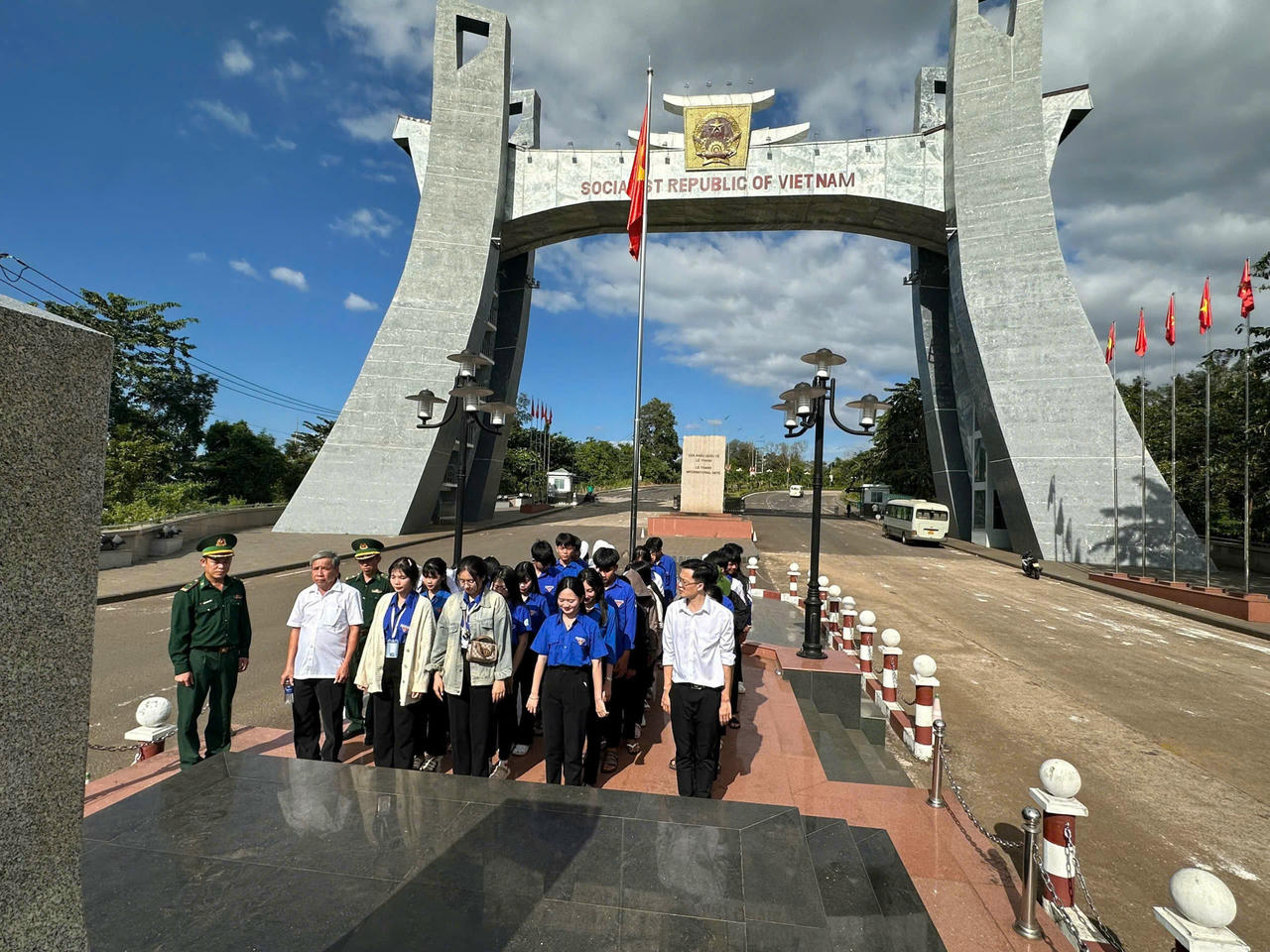 Các em học sinh khối lớp 10 Trường THPT Nguyễn Trường Tộ thăm, tìm hiểu về cột mốc biên giới Việt Nam - Campuchia tại Cửa khẩu Quốc tế Lệ Thanh.