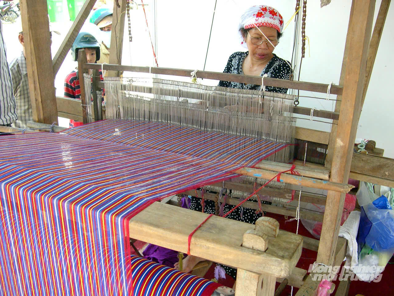 Cán bộ tín dụng chính sách tỉnh An Giang thường xuyên bám sát cơ sở, tận tình , tận tâm hướng dẫn hộ nghèo, đồng bào dân tộc thiểu số sử dụng vốn vay ưu đãi phát triền sản xuất , cải thiện đời sống.