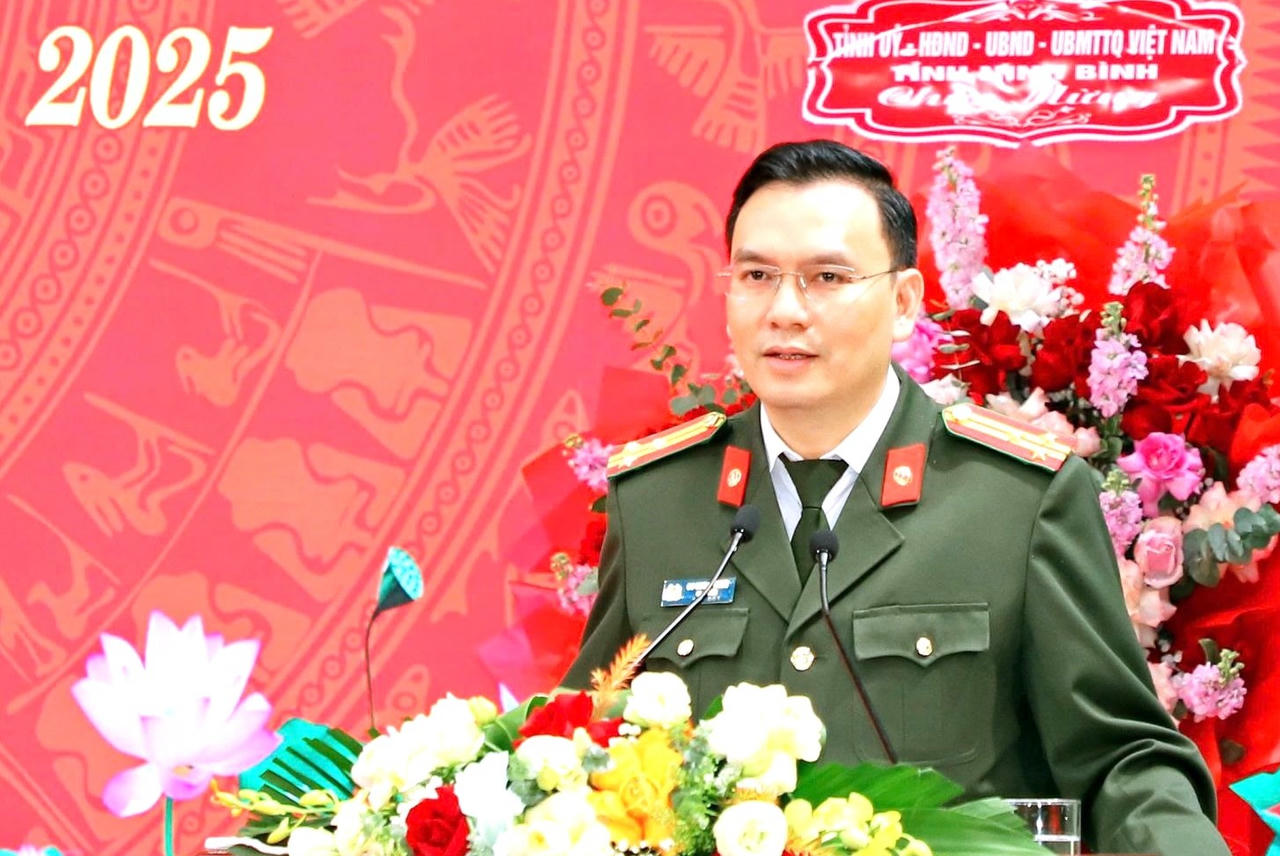 Thượng tá Cù Quốc Thắng, Giám đốc Công an tỉnh Ninh Bình phát biểu, phát động phong trào thi đua “Vì an ninh Tổ quốc” năm 2026.