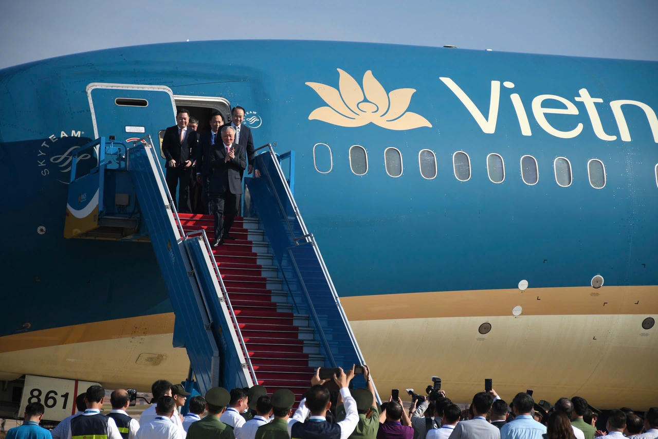 Máy bay thân rộng Boeing 787 chỡ lãnh đạo Đảng, Nhà nước hạ cánh xuống sân bay Long Thành để dự lễ.