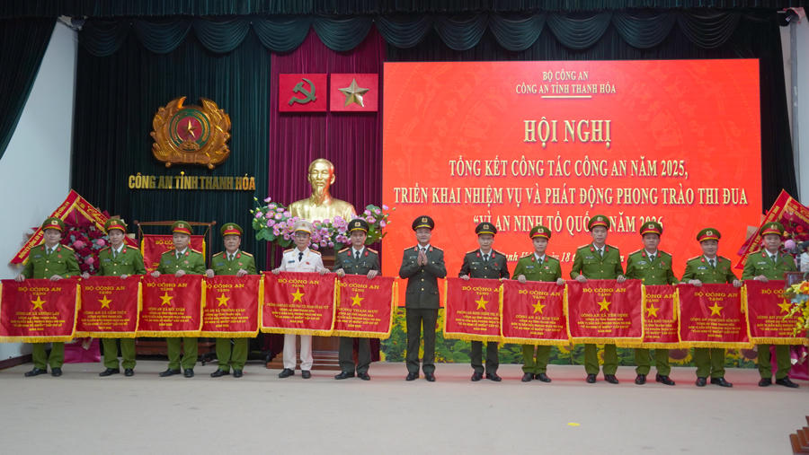 Thứ trưởng Bộ Công an trao cờ đơn vị dẫn đầu phong trào thi đua “Vì An ninh Tổ quốc” cấp cơ sở năm 2025 cho các đơn vị thuộc Công an tỉnh Thanh Hóa.