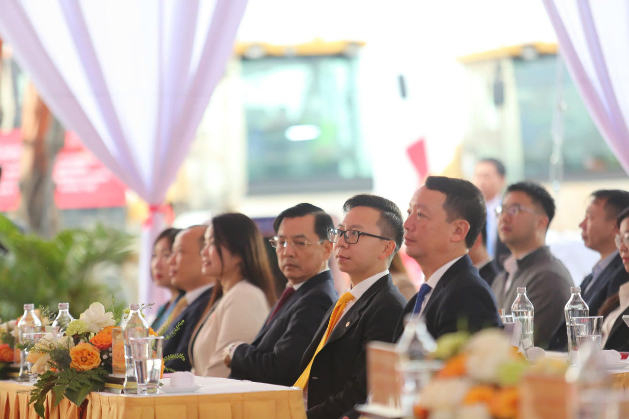 Ông Phan Thiên Định - Chủ tịch UBND tỉnh Hà Tĩnh và các địa biểu dự lễ khởi động 4 dự án lớn của Tập đoàn&nbsp;Vingroup tại Khu kinh tế Vũng Áng.