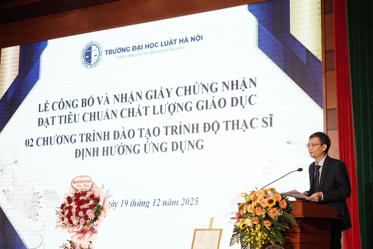 PGS.TS. Nguyễn Bá Bình, Phó Hiệu trưởng Trường Đại học Luật Hà Nội phát biểu tại buổi lễ.. 