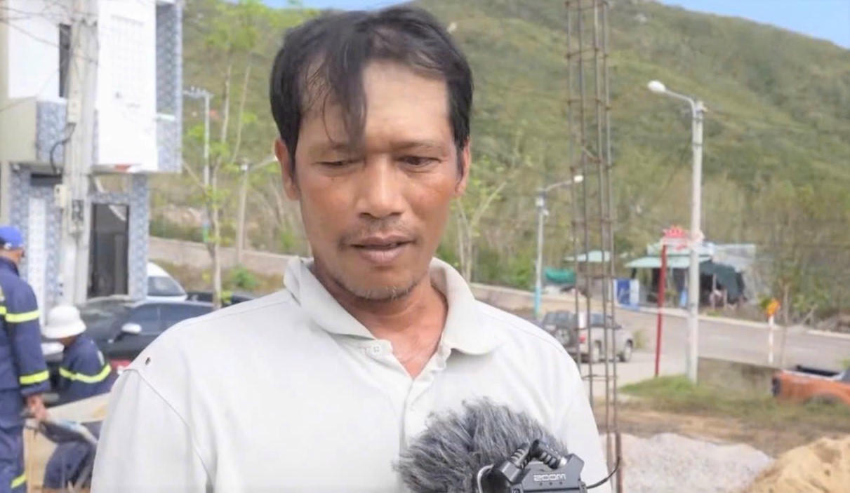 Ông Lê Thạch Ngọc (xóm Hải Bắc, phường Quy Nhơn Đông) xúc động trước sự hỗ trợ về cả vật tư lẫn ngày công của lực lượng Công an trong việc xây dựng lại ngôi nhà bị hư hỏng.