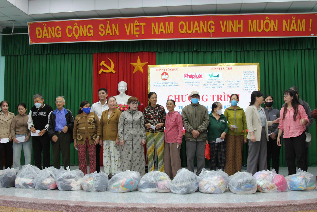 Báo Pháp luật Việt Nam trao quà hỗ trợ cho bà con phường An Nhơn Đông.