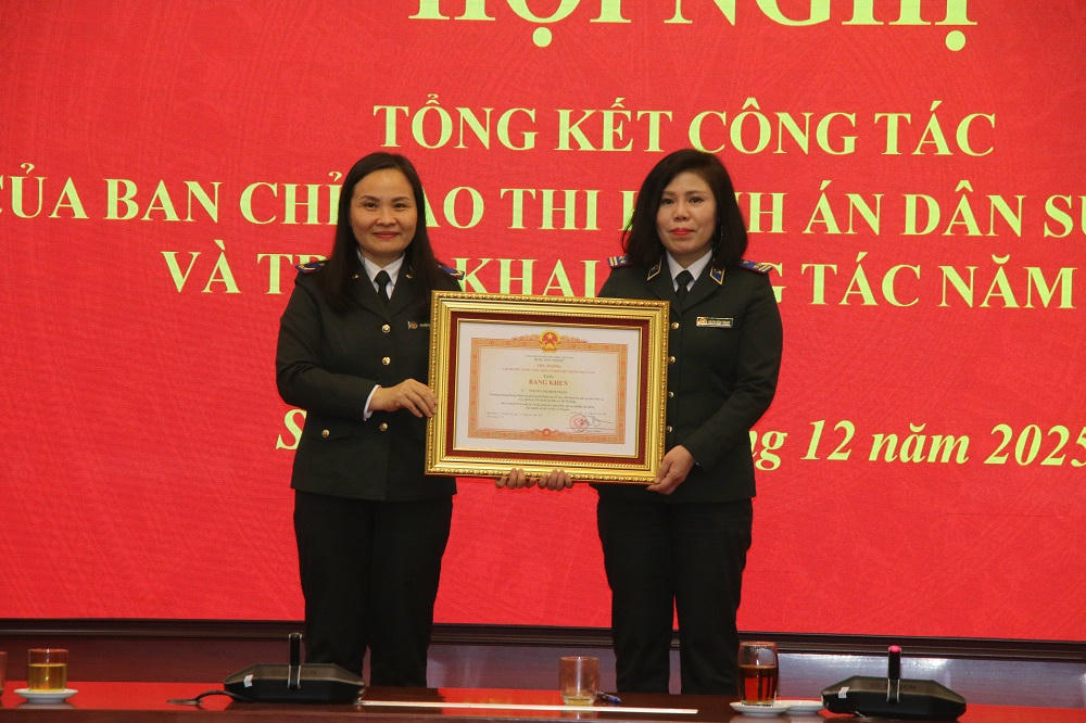 Lãnh đạo&nbsp;Cục quản lý THADS, Bộ Tư pháp chuyển trao Bằng khen của Thủ tướng Chính phủ.