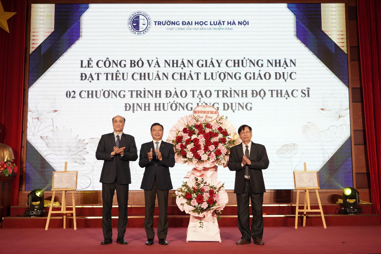 Đại diện lãnh đạo Nhà trường nhận hoa chúc mừng của Trung tâm Kiểm định chất lượng giáo dục Thăng Long.. 