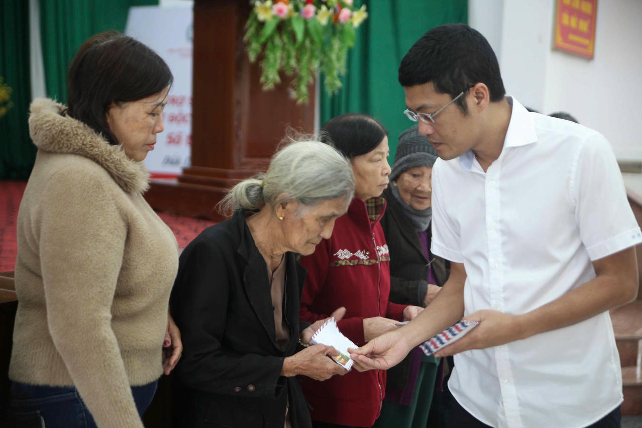 Phó Tổng Biên tập Hà Ánh Bình trao quà hỗ trợ cho bà con phường Đông Hòa.