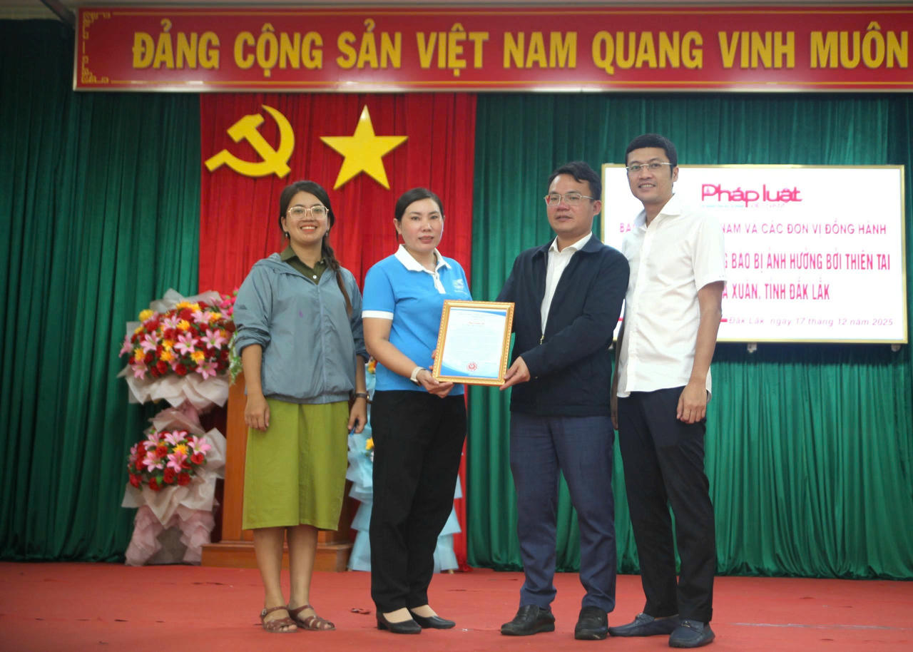 Đại diện xã Hòa Xuân gửi Thư cảm ơn Báo Pháp luật Việt Nam.