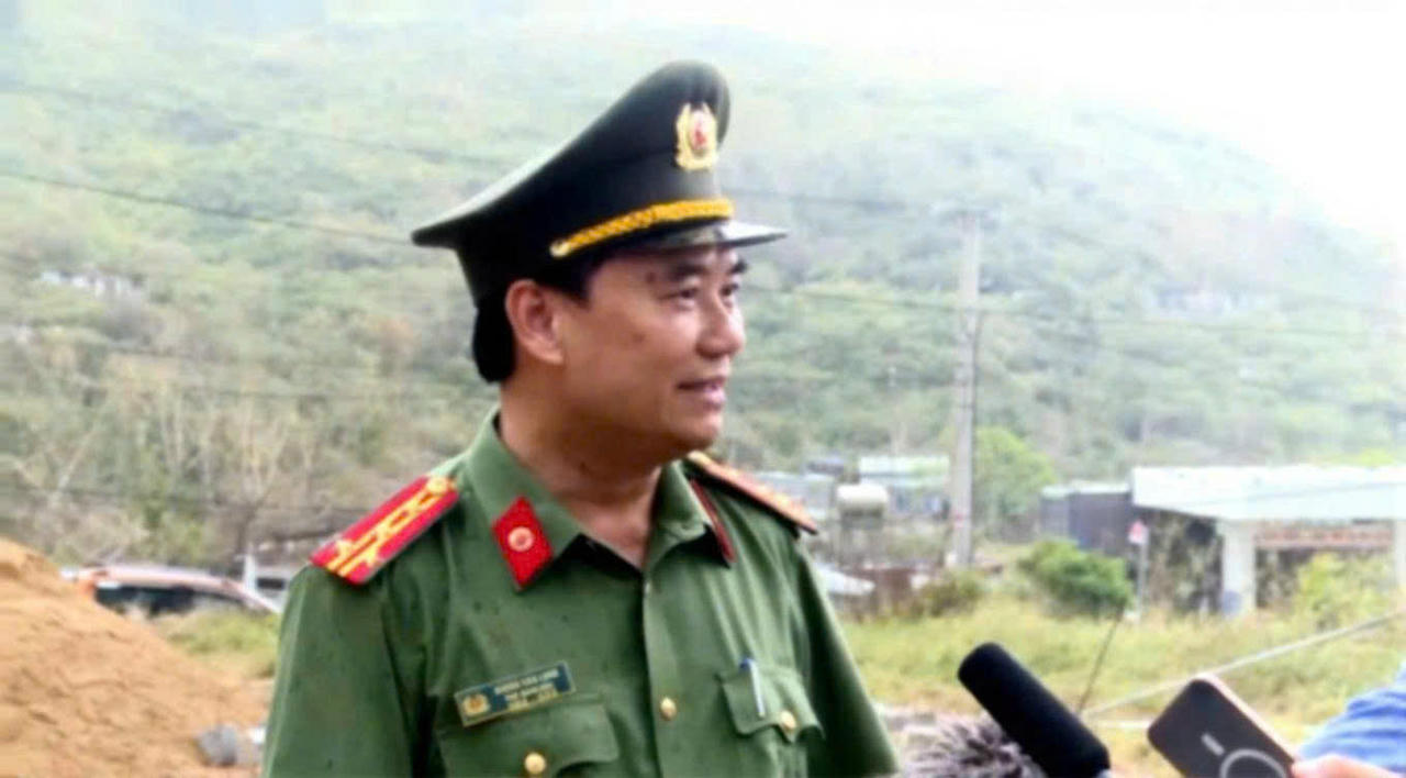 Đại tá Dương Văn Long, Phó Giám đốc Công an tỉnh Gia Lai trực tiếp có mặt tại hiện trường để kiểm tra và chỉ đạo các tổ công tác đẩy nhanh tiến độ xây dựng nhà cho người dân.