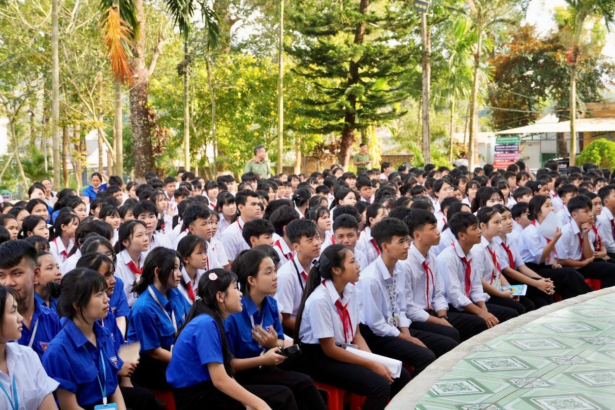 Hơn 400 em học sinh cùng giáo viên Trường Phổ thông Dân tộc Nội trú tham gia nghe tuyên truyền.