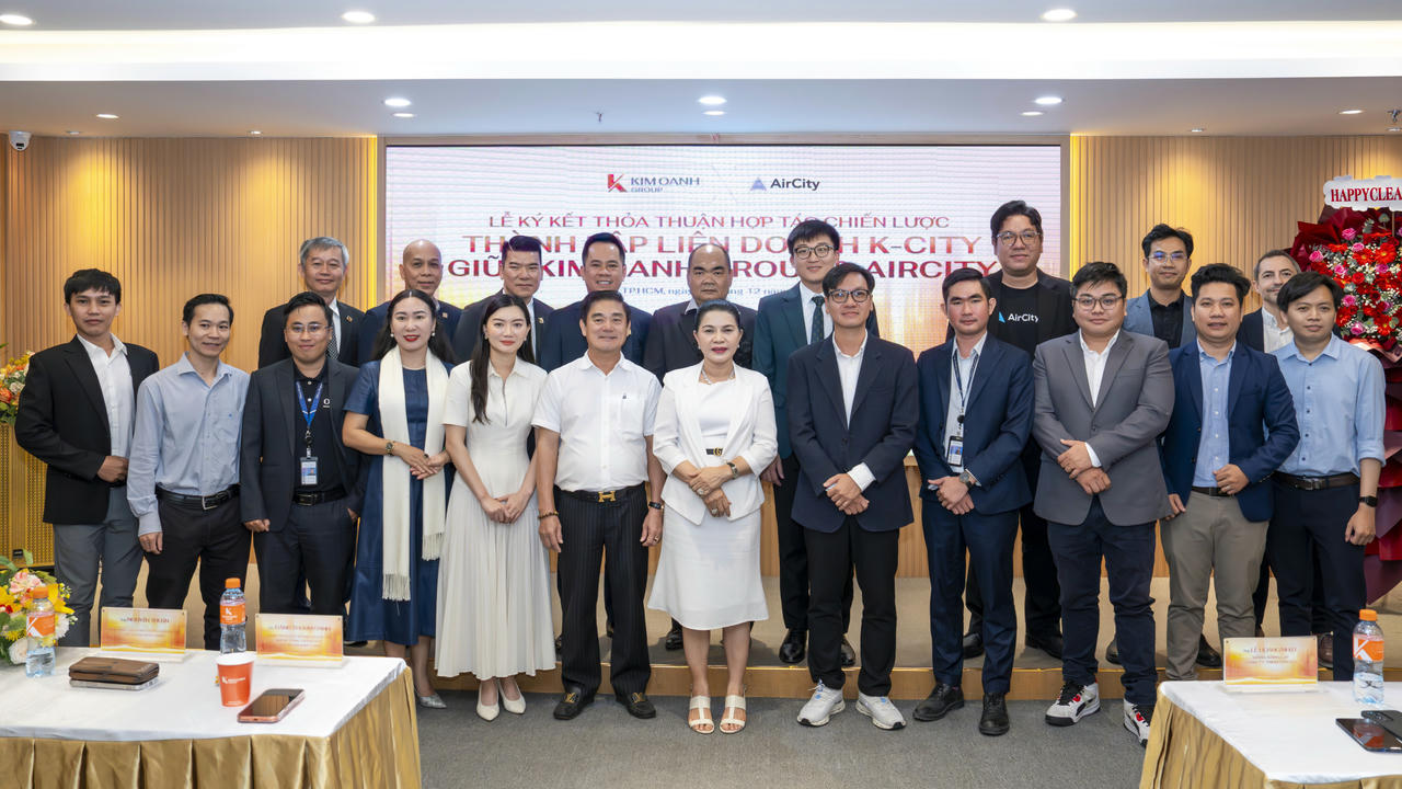 Đại diện Kim Oanh Group, AirCity và các đối tác chụp ảnh lưu niệm tại Lễ ký kết (Ảnh: Kim Oanh Group).