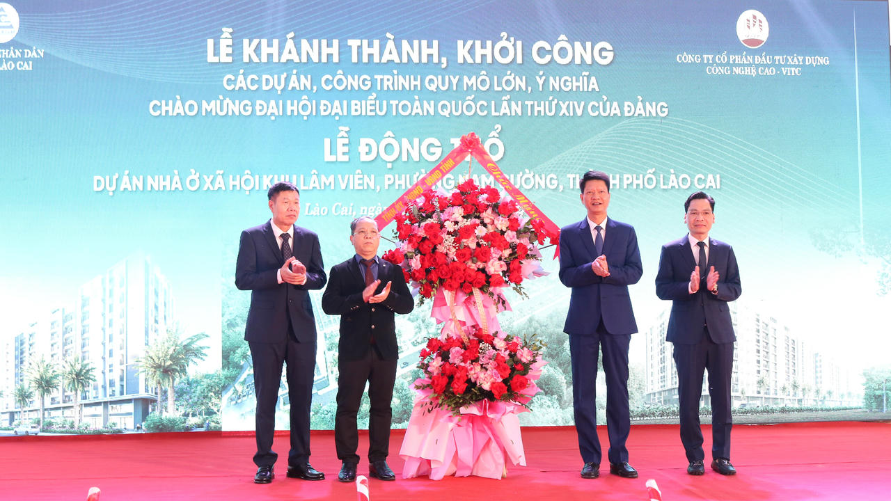 Ông Nguyễn Thế Phước - Phó Chủ tịch Thường trực UBND tỉnh Lào Cai tặng hoa chúc mừng.