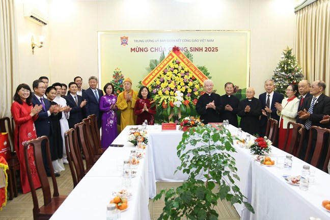 Chủ tịch Uỷ ban Trung ương MTTQ Việt Nam Bùi Thị Minh Hoài thăm, chúc mừng Ủy ban Đoàn kết Công giáo Việt Nam