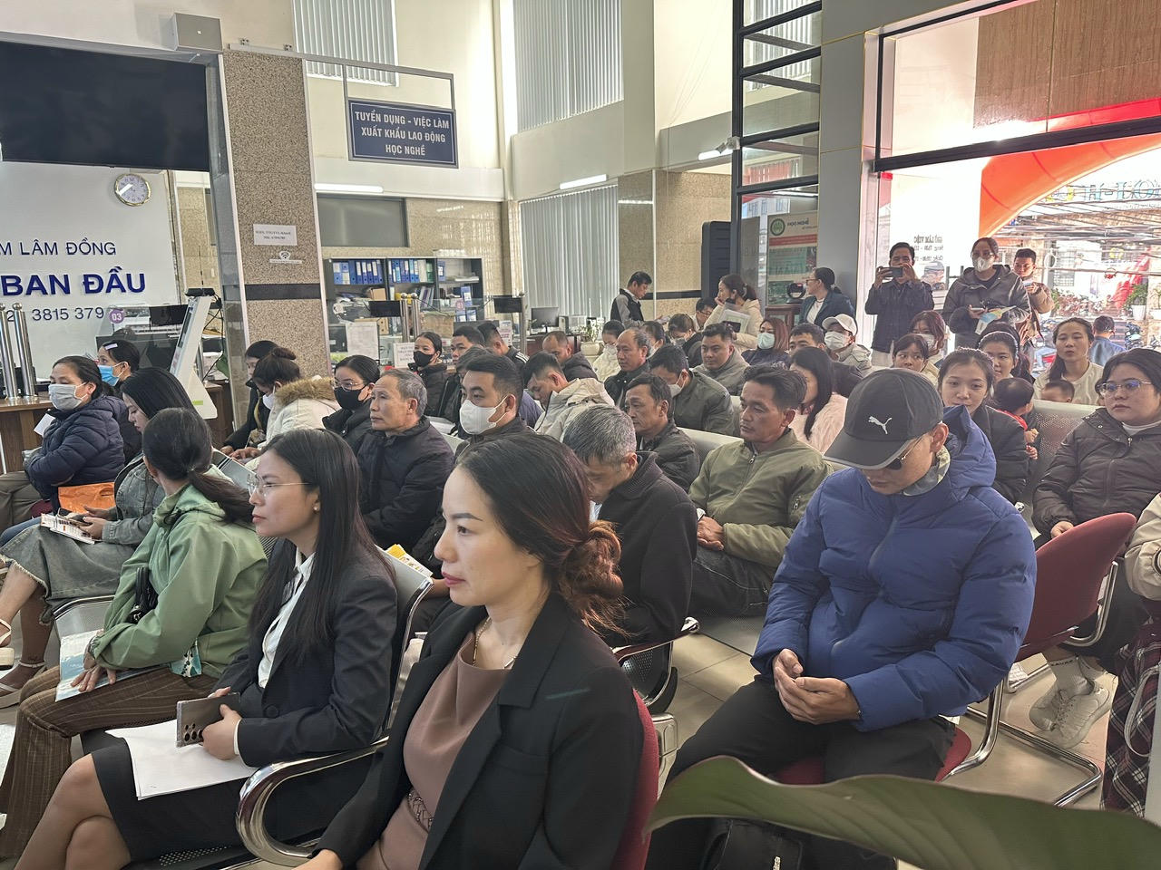 Phiên giao dịch việc làm thu hút đông đảo người lao động tham gia.