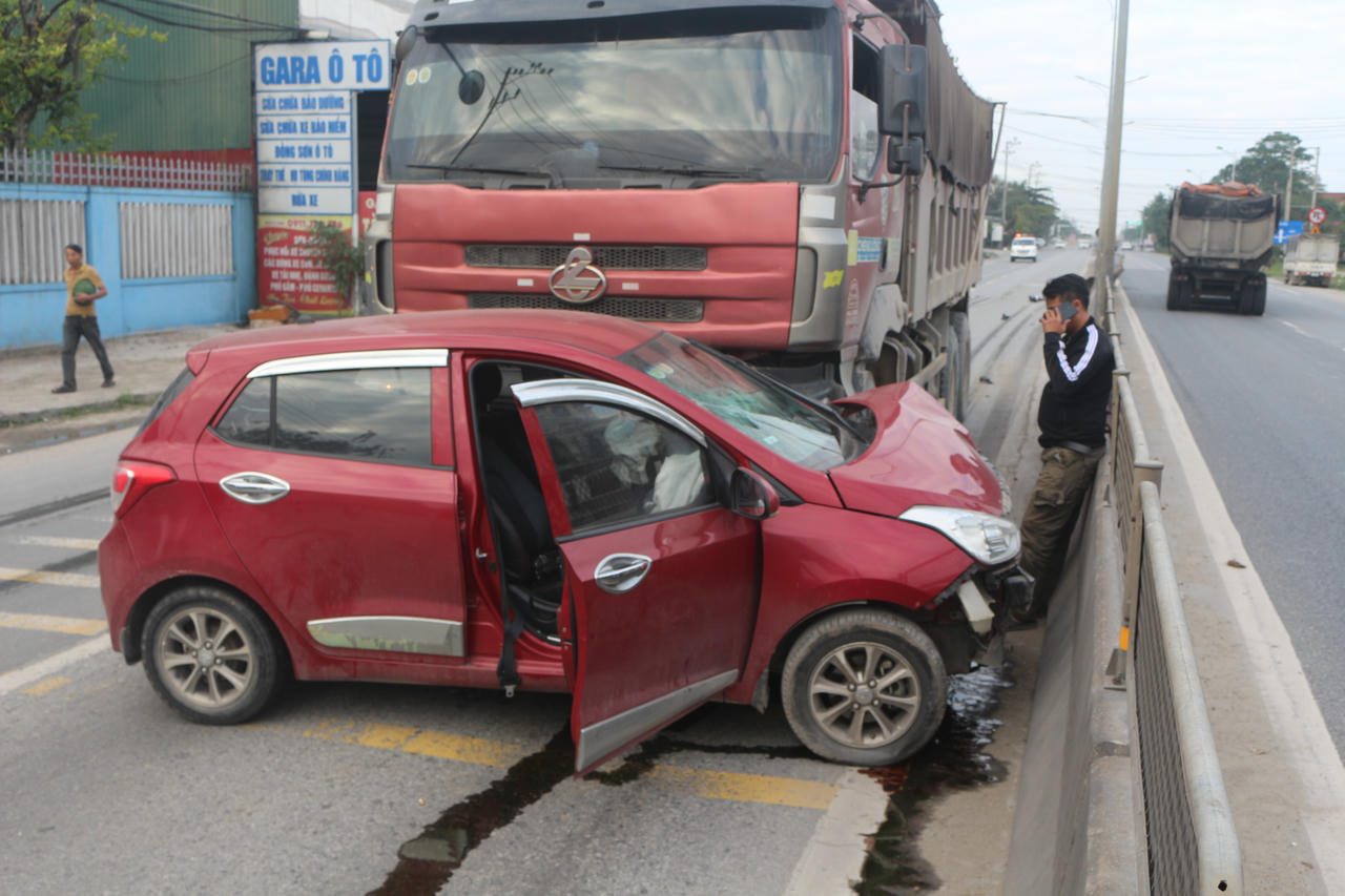 Hiện trường vụ va chạm giữa xe ben và ô tô con trên Quốc lộ 1 qua phường Bắc Gianh (tỉnh Quảng Trị).