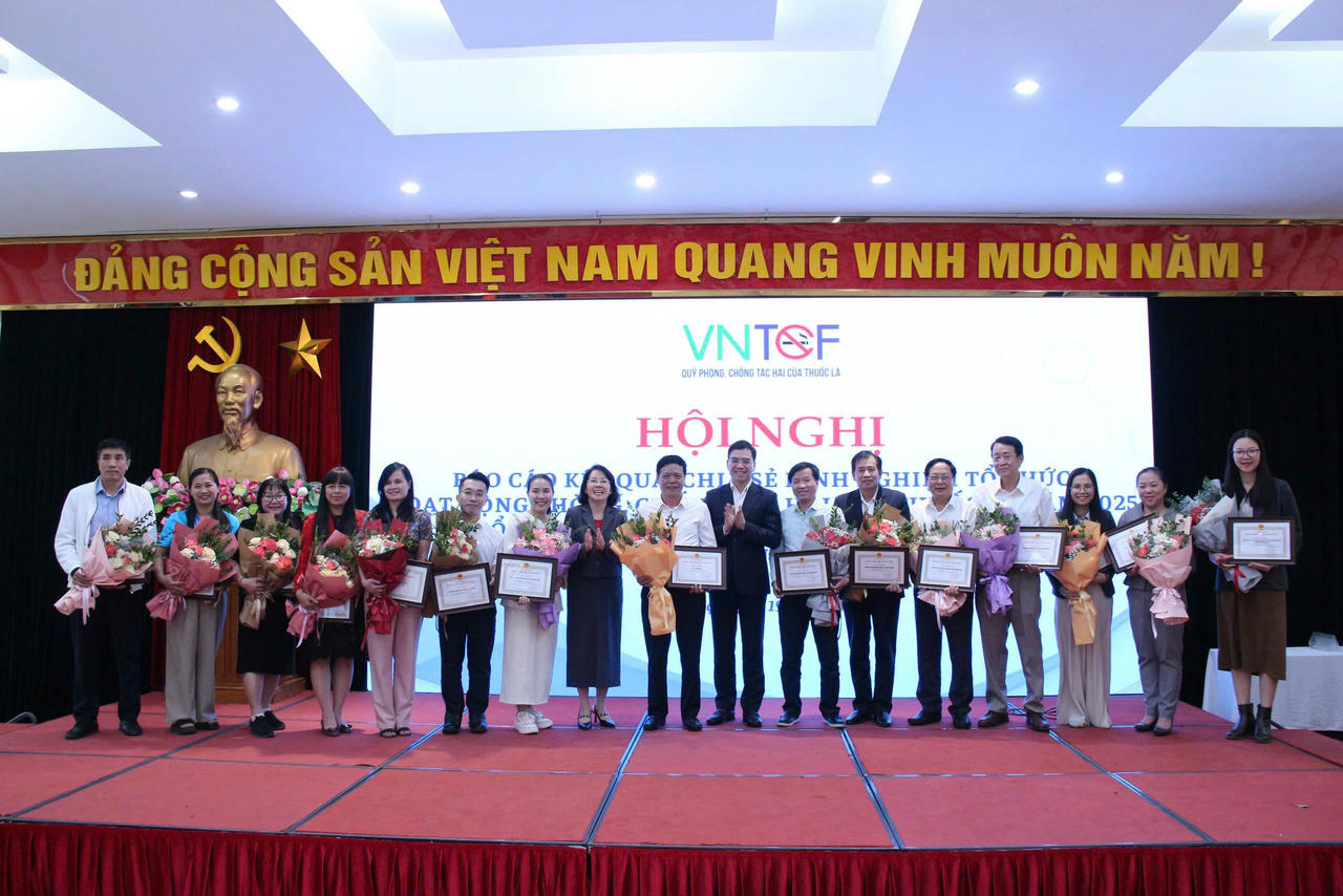 Các đơn vị hoàn thành xuất sắc nhiệm vụ năm 2025 được khen thưởng.