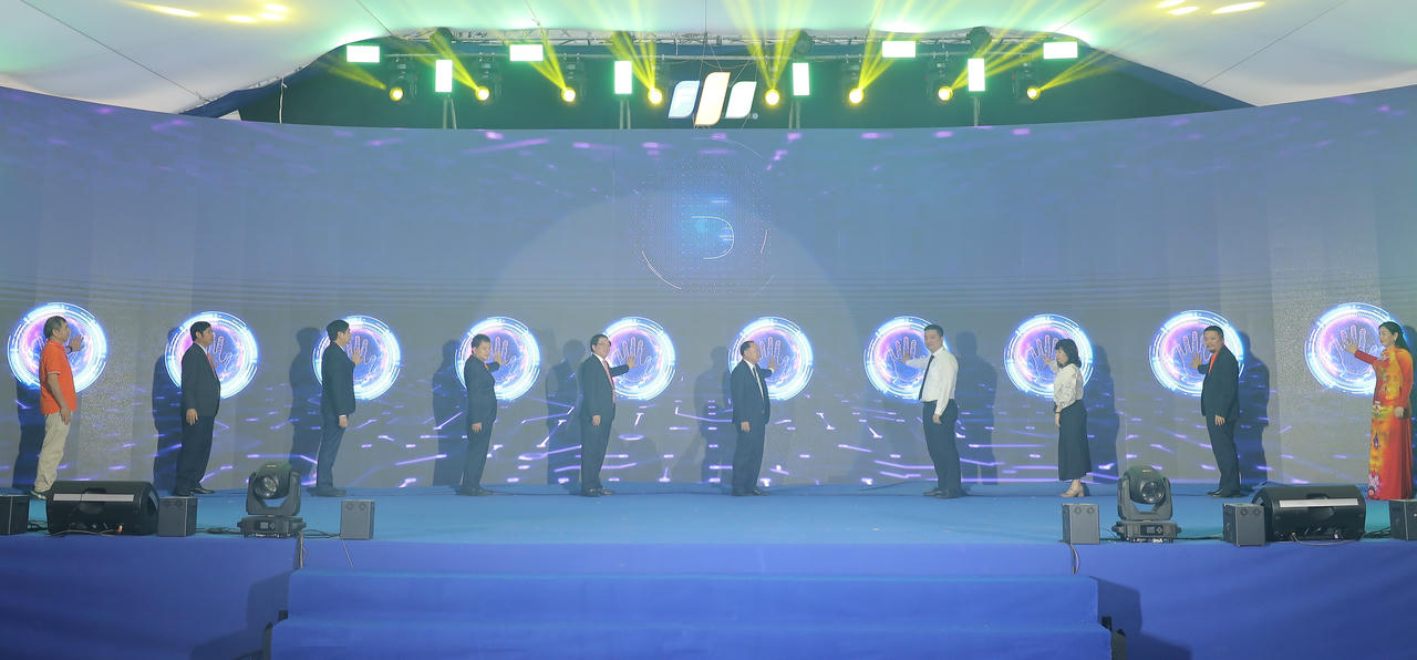 Các đại biểu thực hiện nghi thức bấm nút khởi công động thổ dự án Trung tâm nghiên cứu trí tuệ nhân tạo AI.