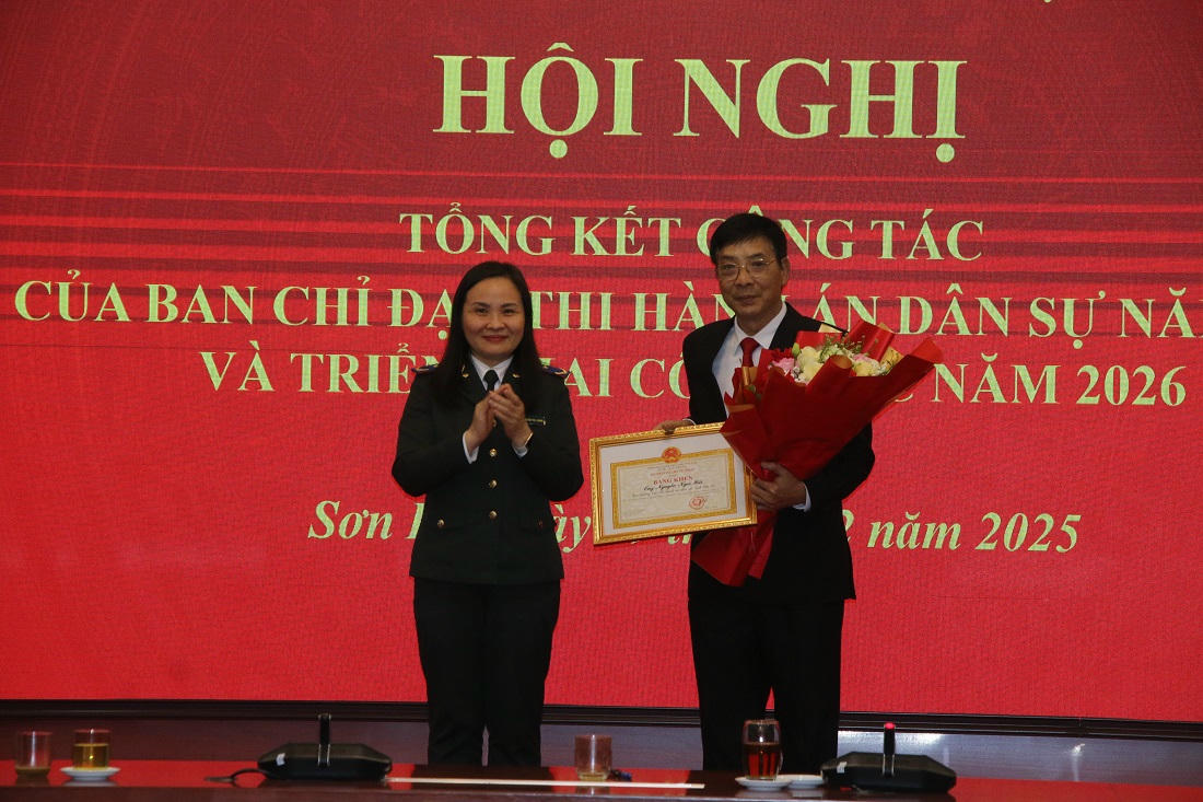 Lãnh đạo Cục quản lý THADS, Bộ Tư pháp chuyển trao Bằng khen của Bộ trưởng Bộ Tư pháp.