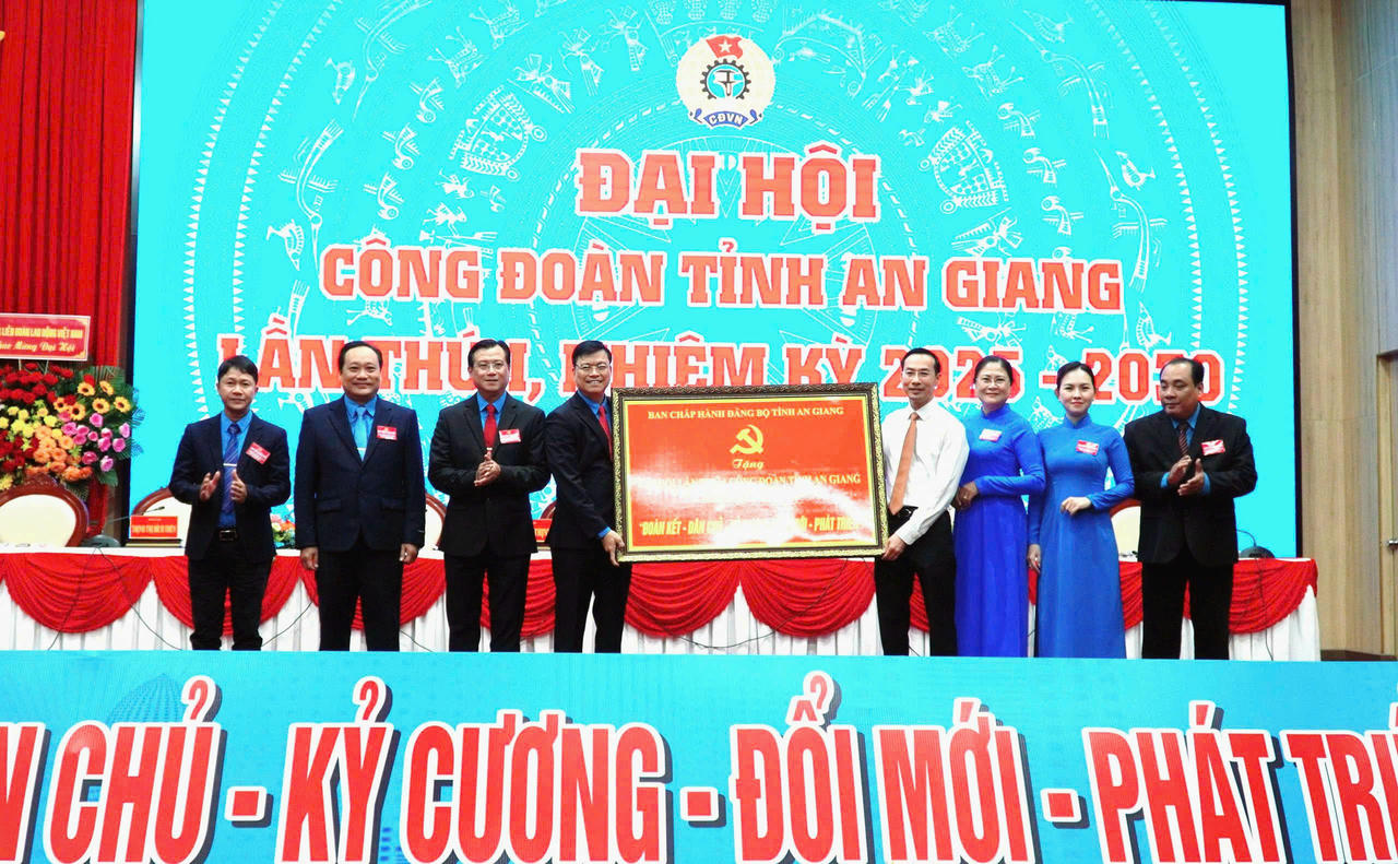 Phó Bí thư Thường trực Tỉnh ủy, Chủ tịch HĐND tỉnh An Giang Nguyễn Thanh Nhàn tặng bức trướng cho Đại hội.