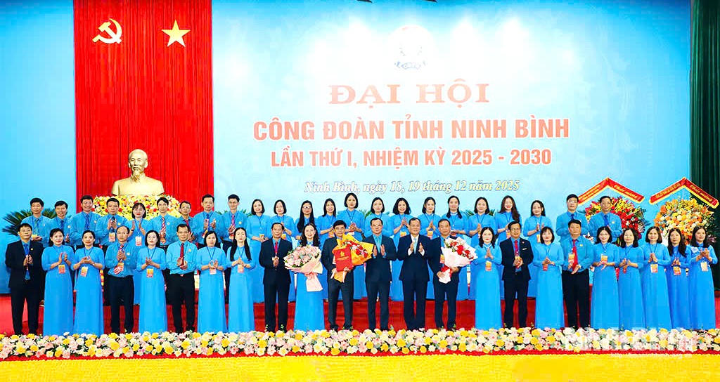 Các đại biểu tặng hoa chúc mừng Ban Chấp hành&nbsp;LĐLĐ tỉnh Ninh Bình khóa I, nhiệm kỳ 2025 - 2030.
